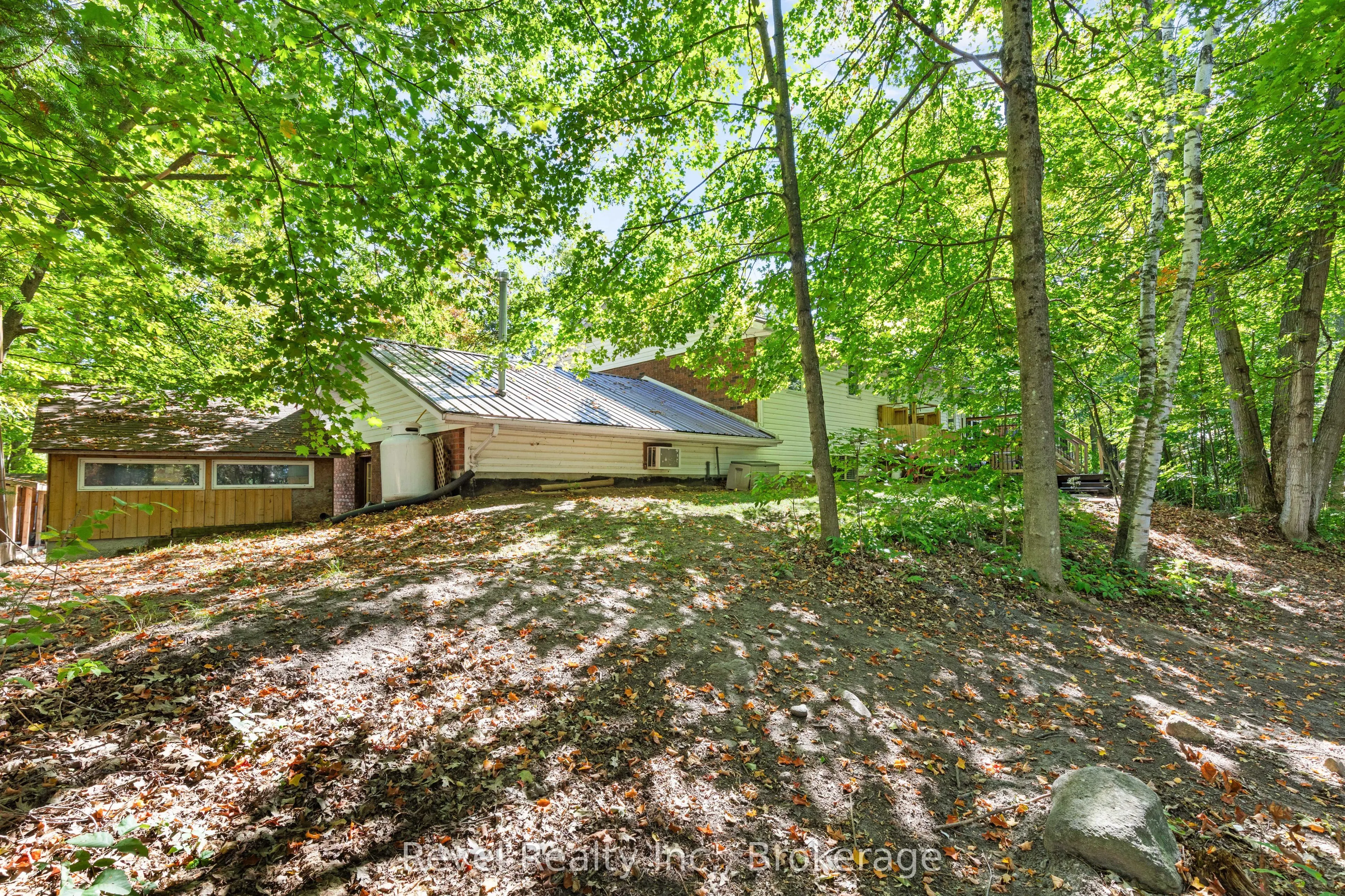 18 Bessie Avenue S