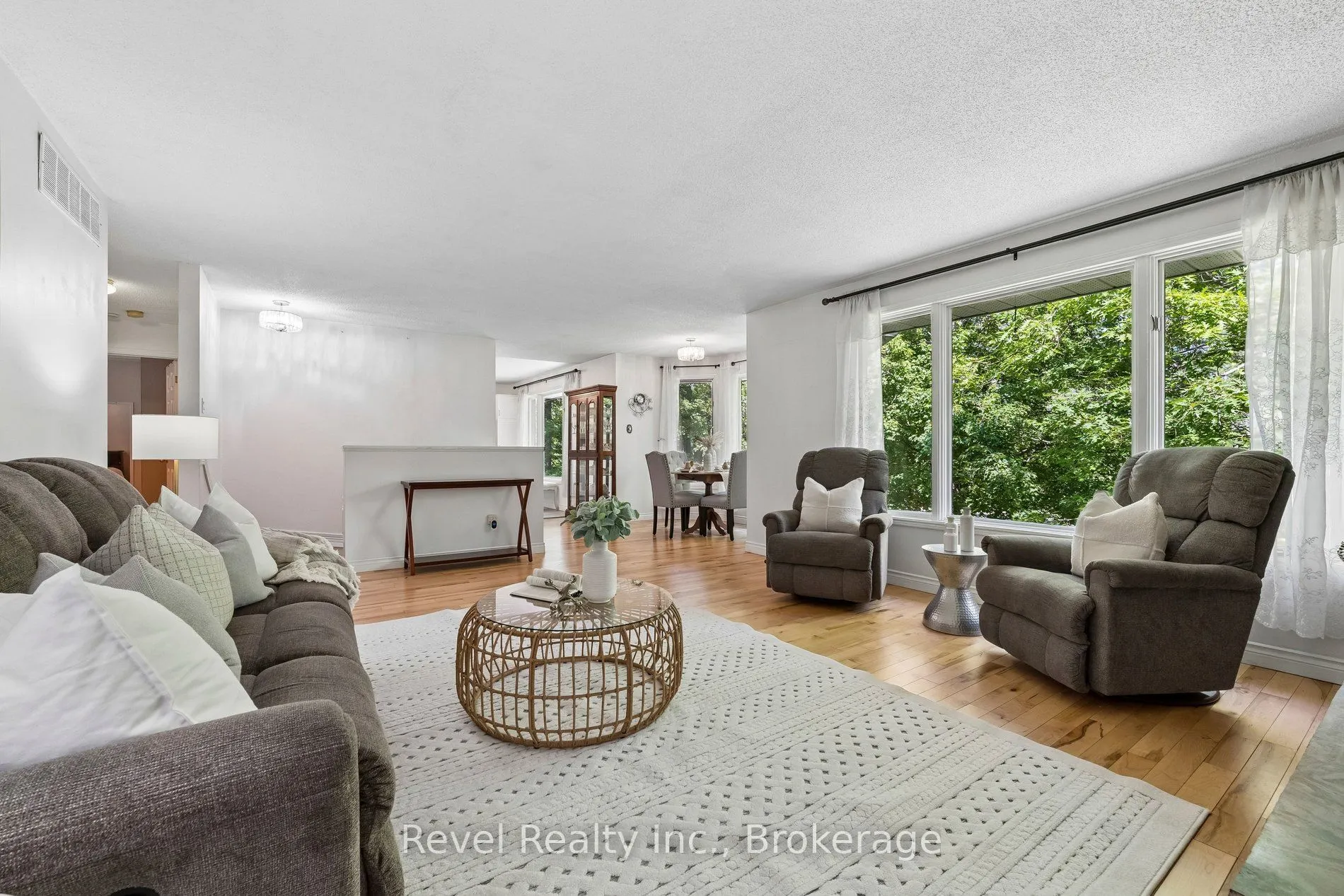 18 Bessie Avenue S