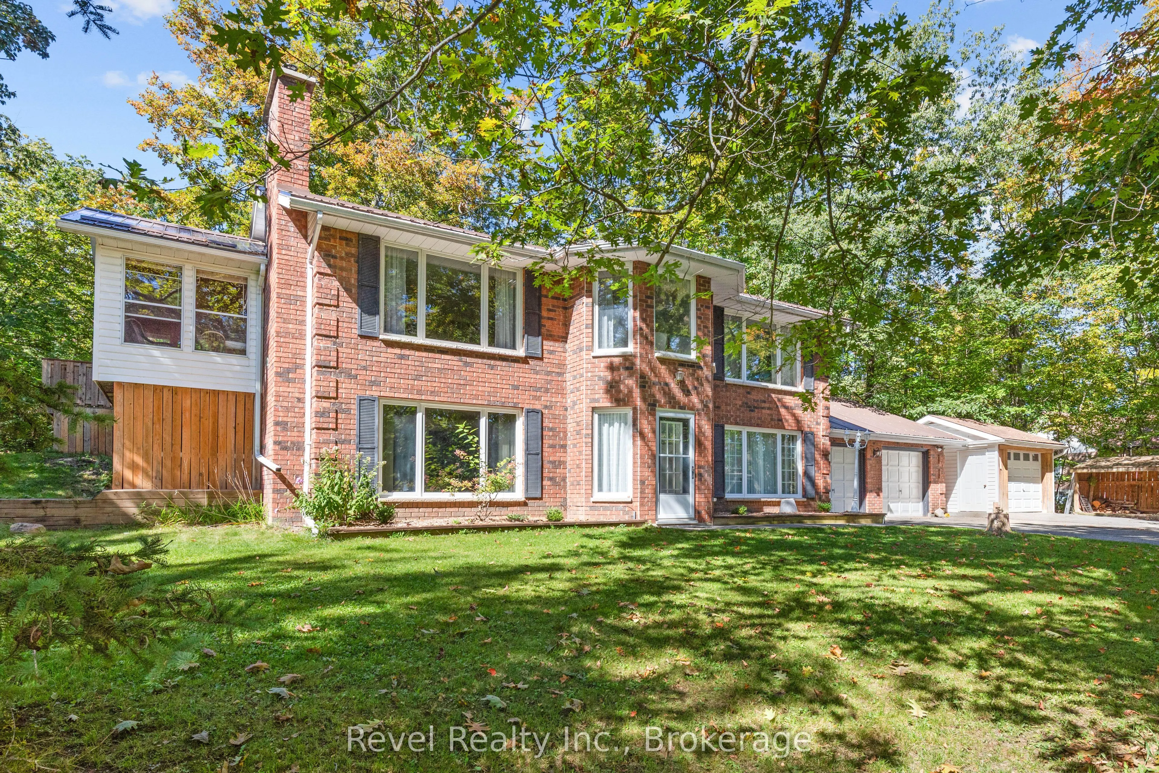 18 Bessie Avenue S