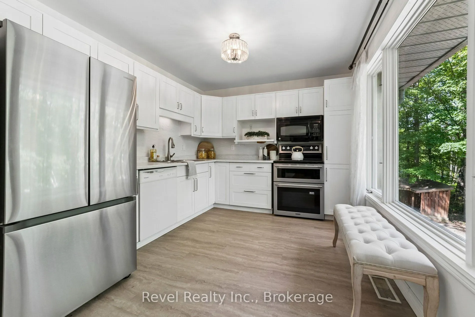 18 Bessie Avenue S