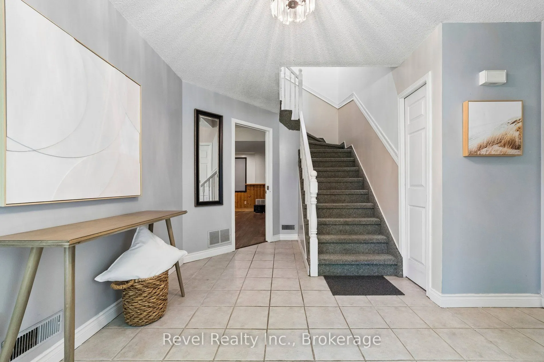 18 Bessie Avenue S