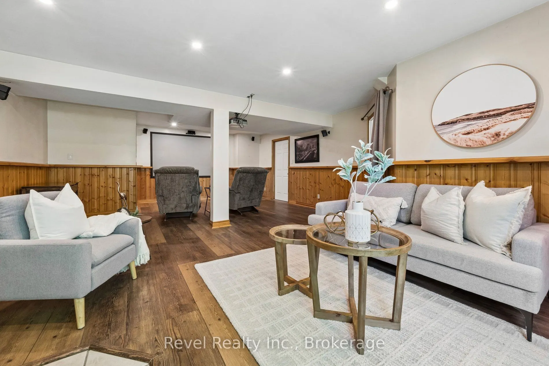 18 Bessie Avenue S