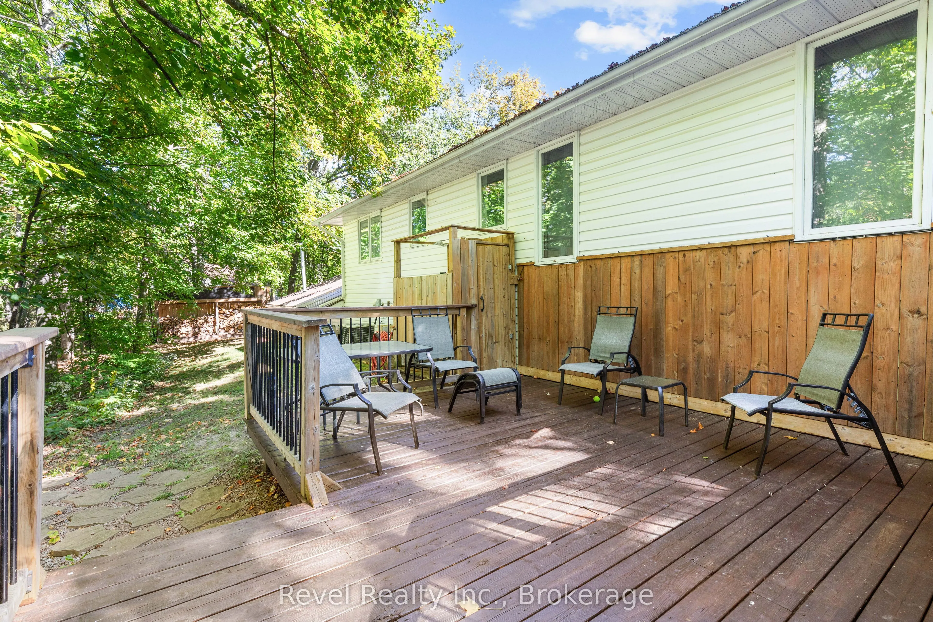 18 Bessie Avenue S