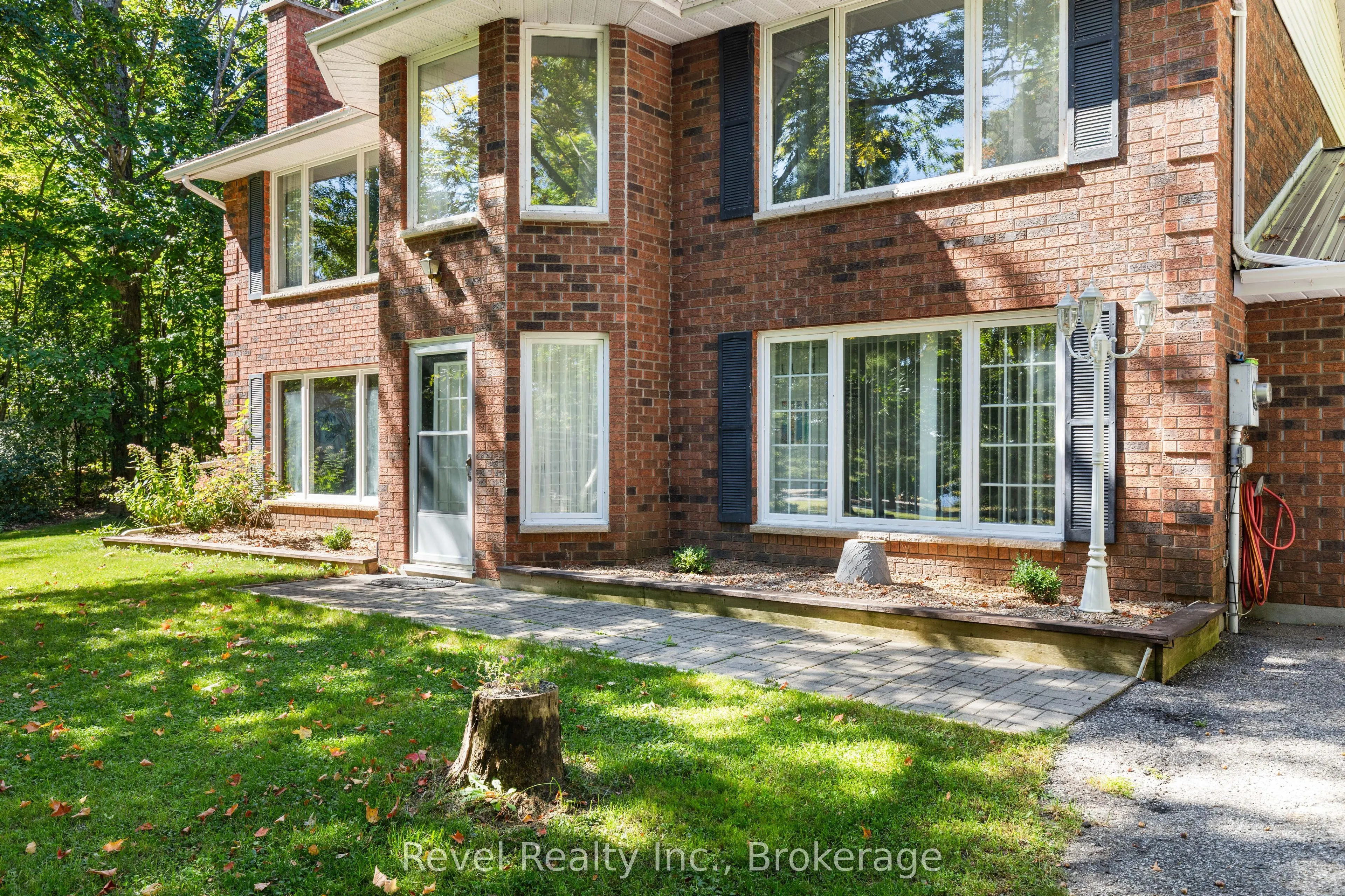 18 Bessie Avenue S