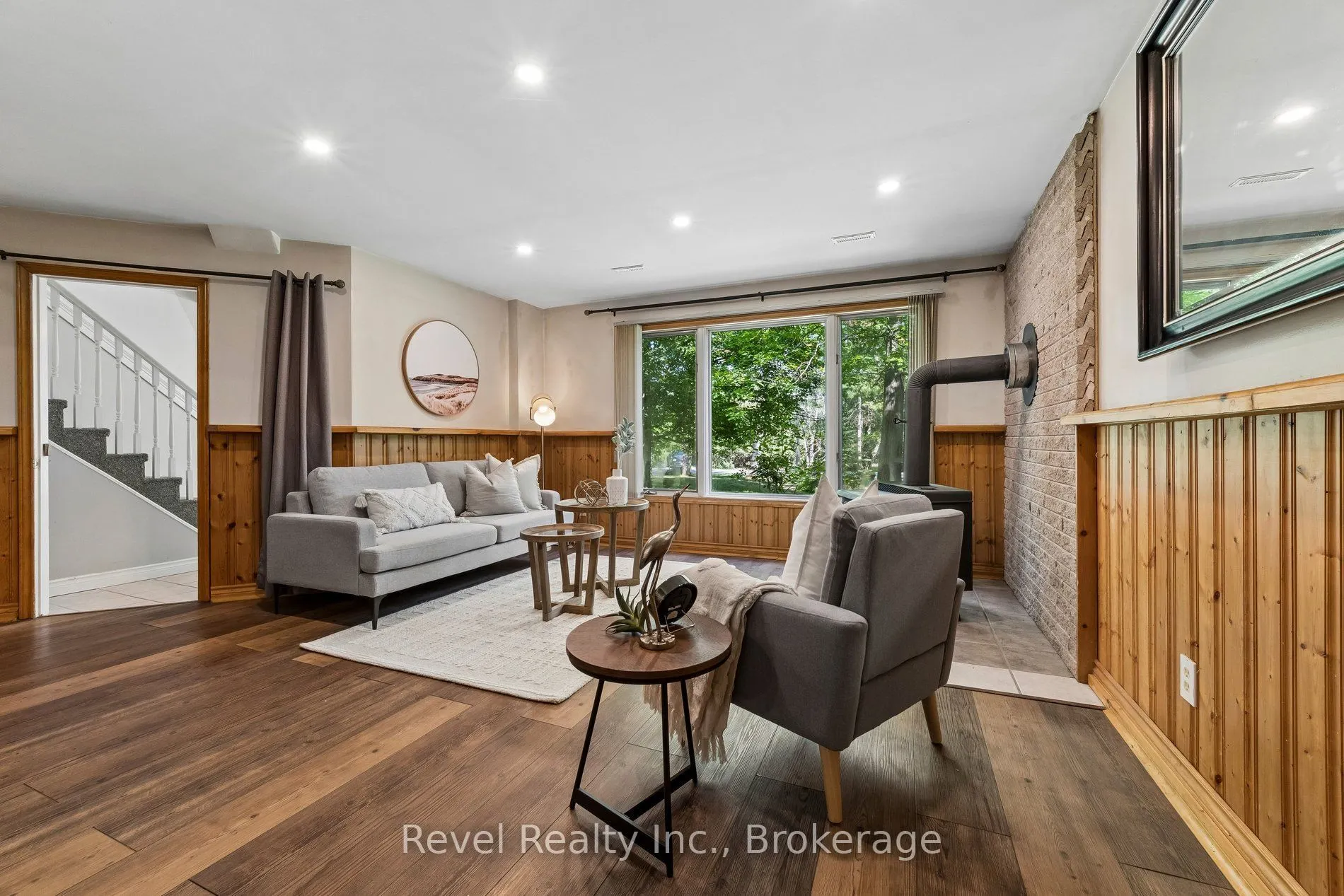 18 Bessie Avenue S