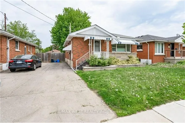 305 Mohawk Road E