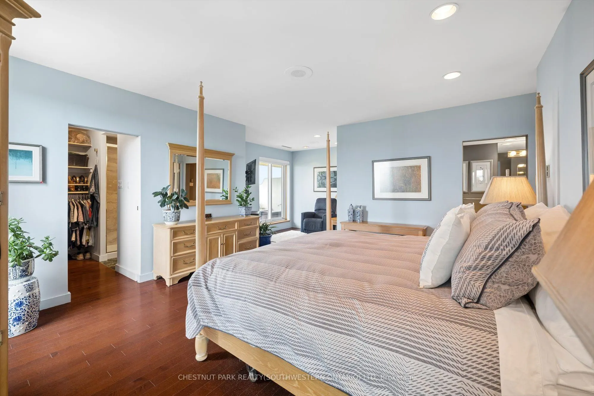 265 Westcourt Place #PH9