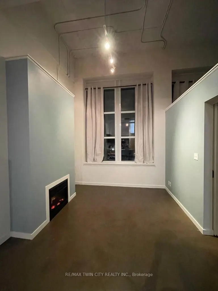 404 King Street W #405