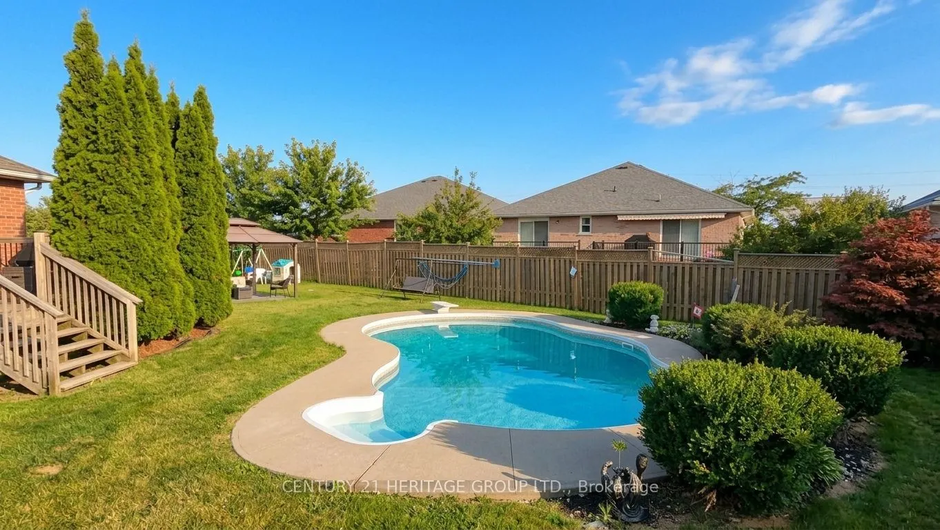 16 Eakins Crescent