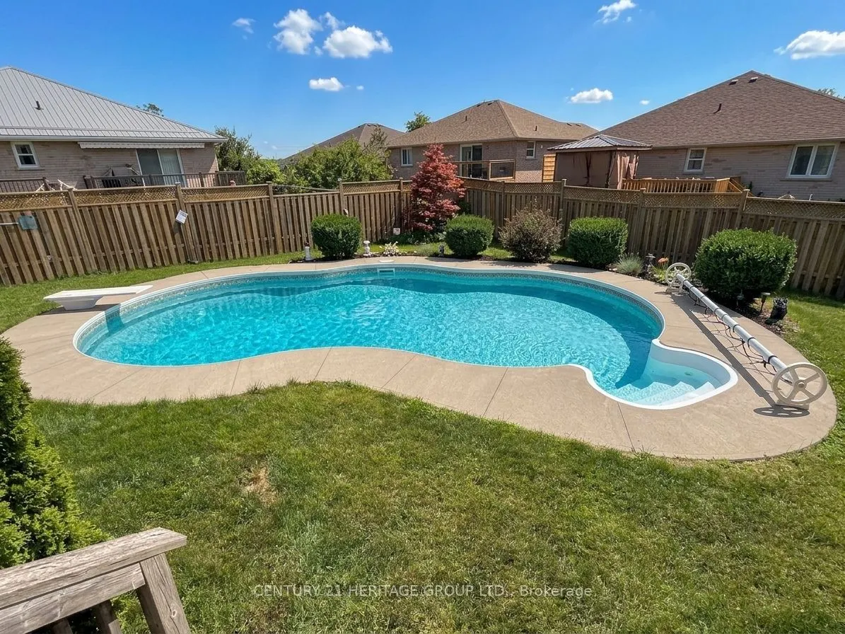 16 Eakins Crescent