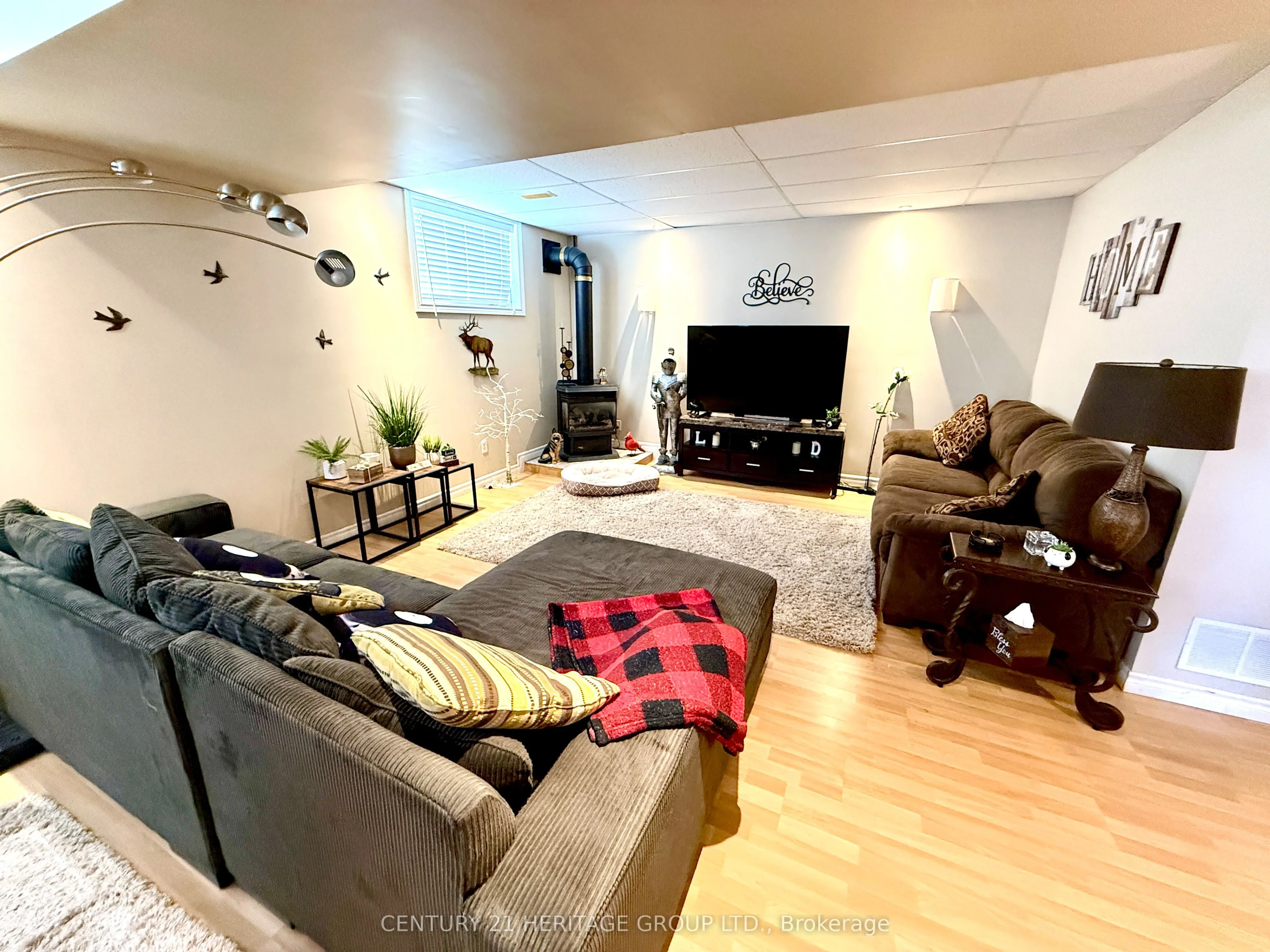 16 Eakins Crescent