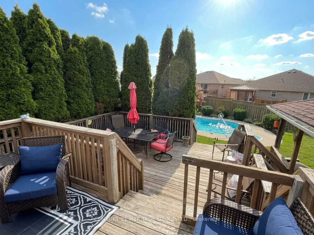 16 Eakins Crescent