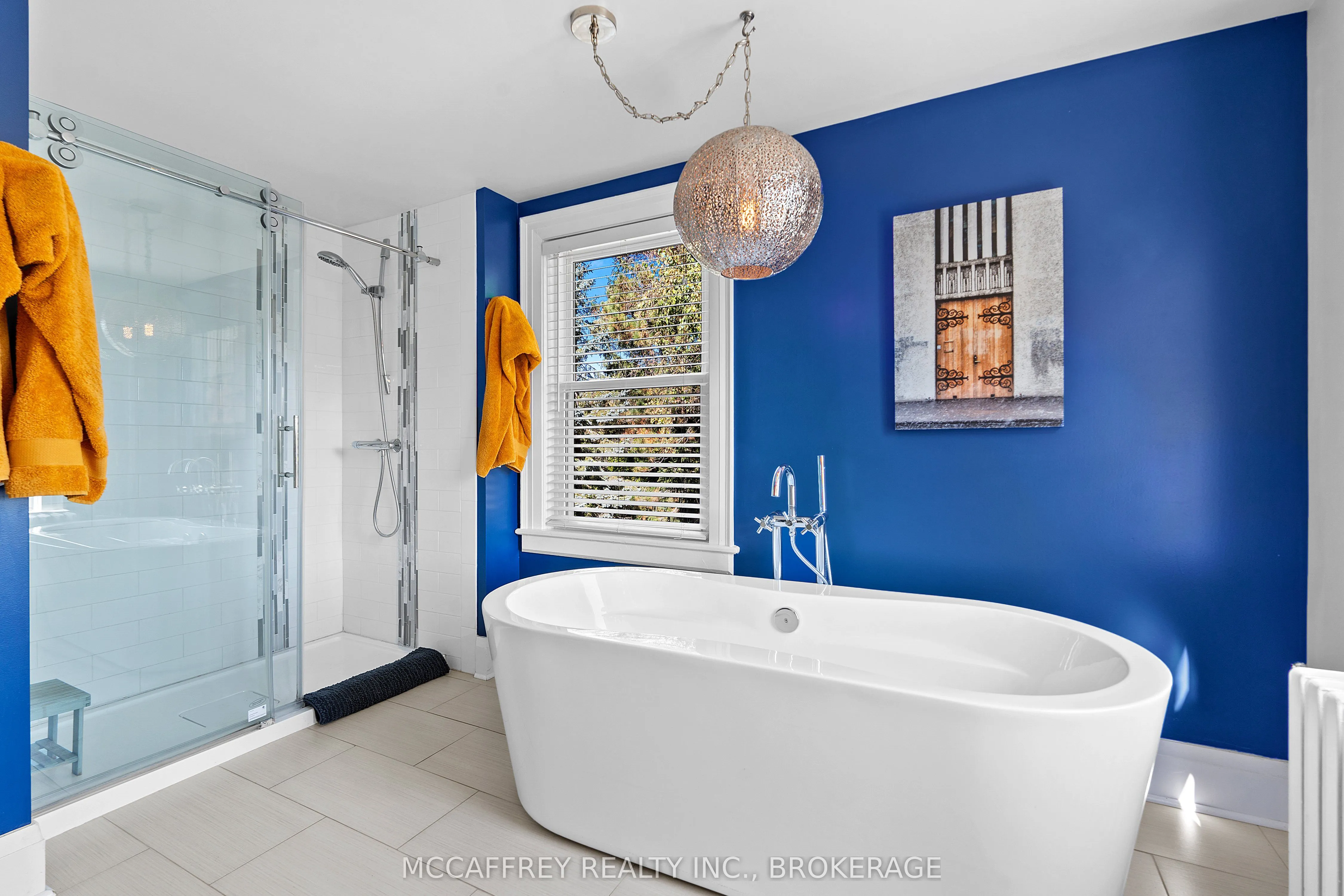 442 DUNDAS Street W