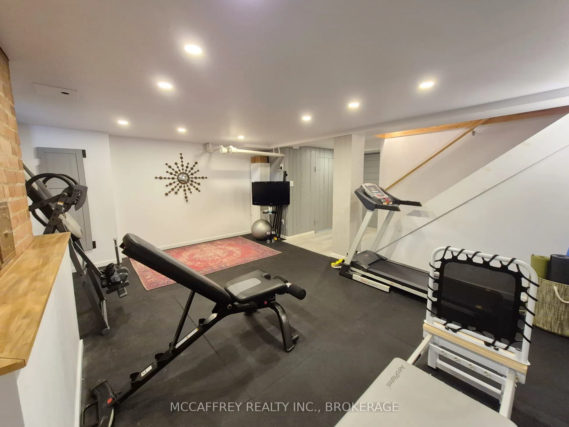 442 DUNDAS Street W