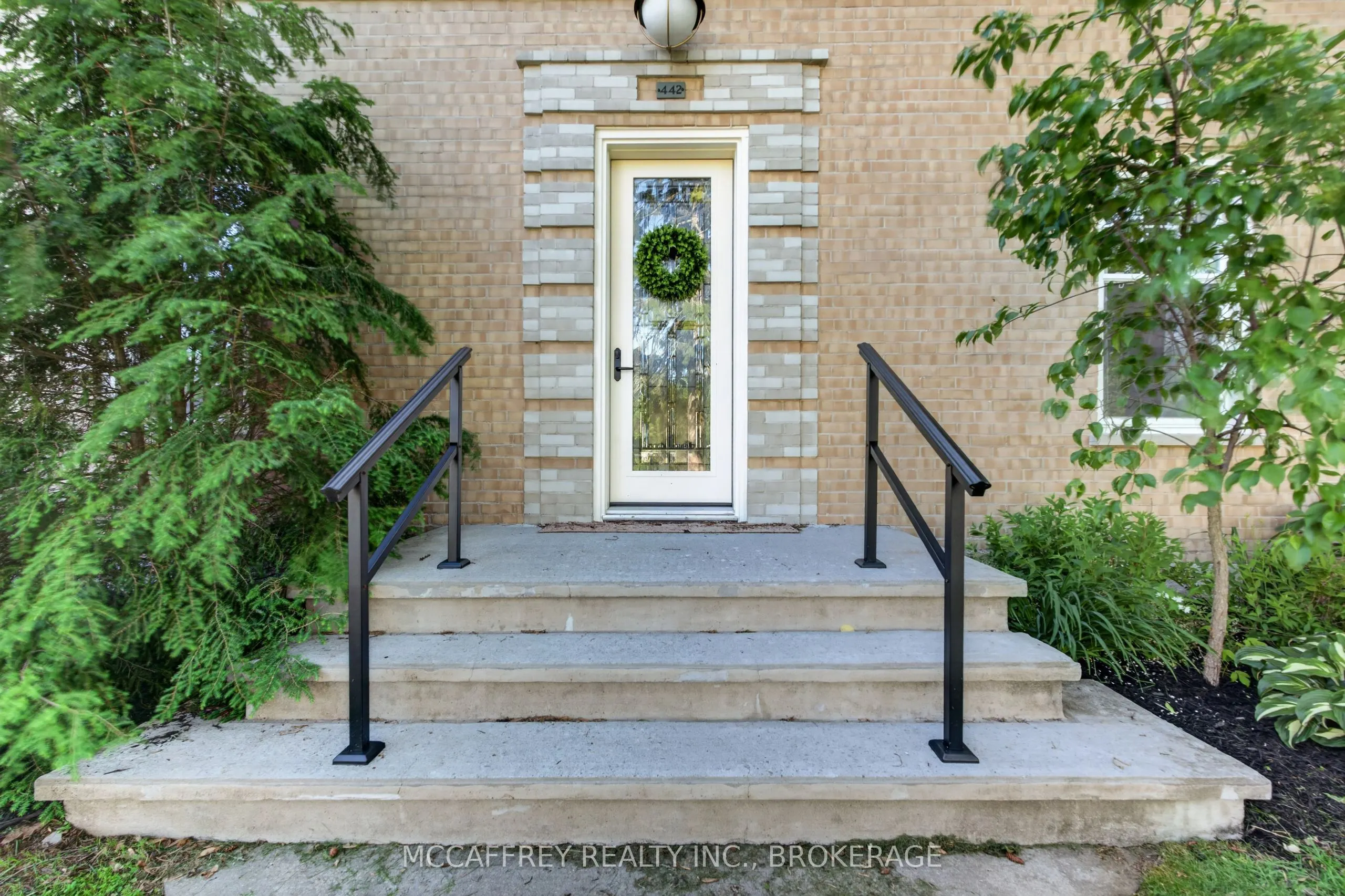 442 DUNDAS Street W