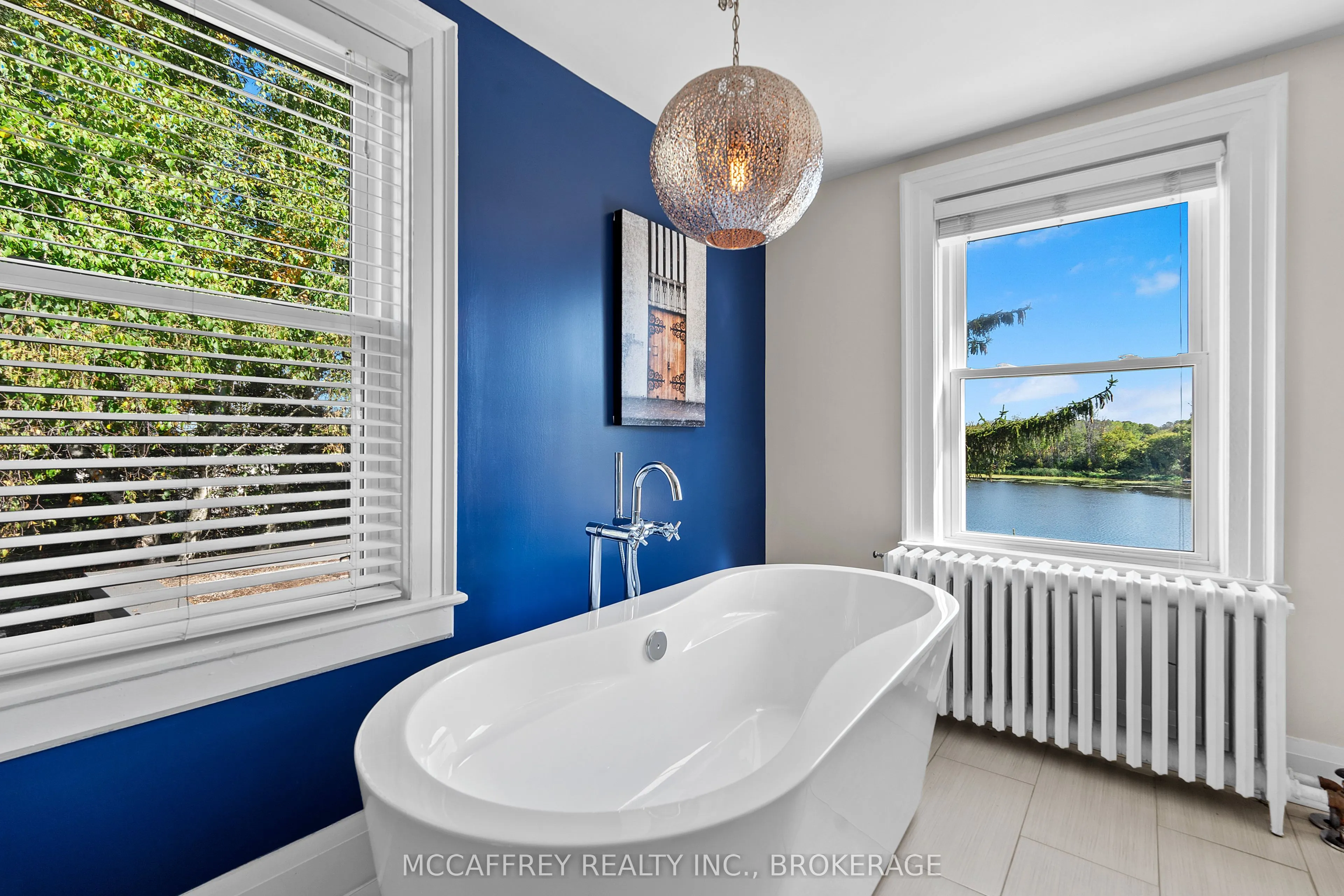 442 DUNDAS Street W