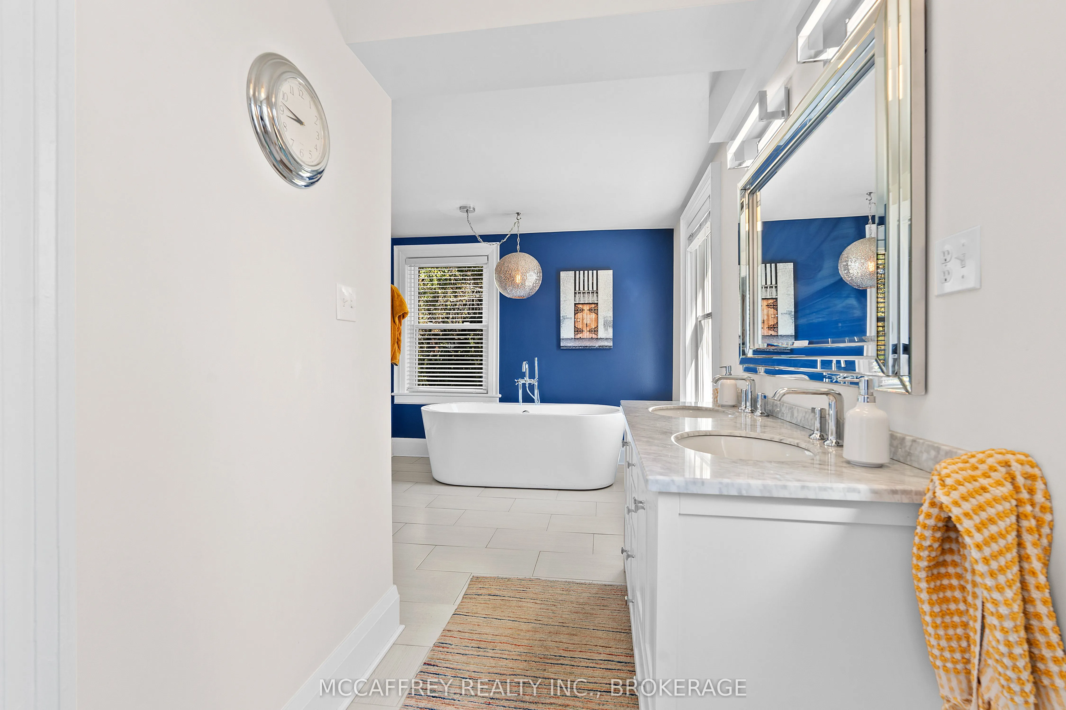 442 DUNDAS Street W