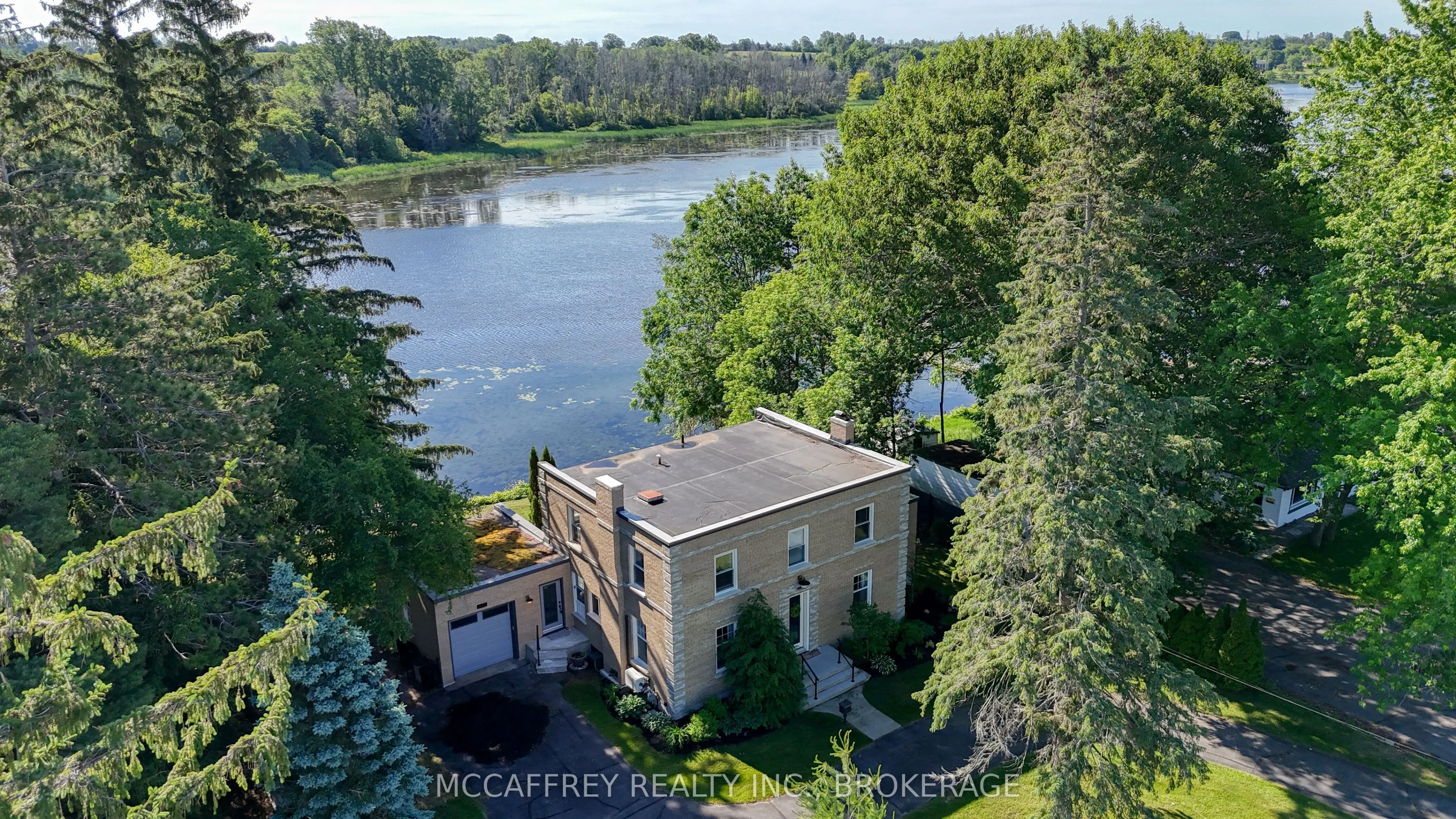 442 DUNDAS Street W