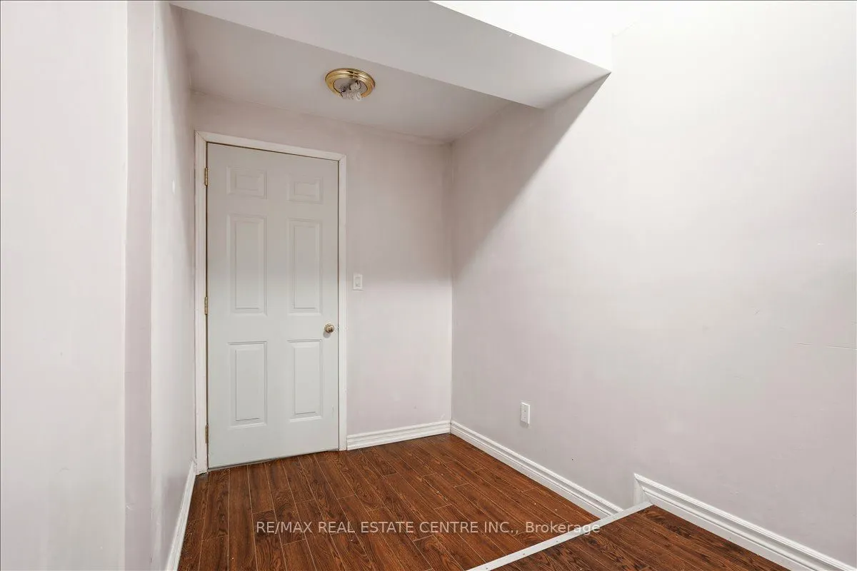 15 Roehampton Crescent #NA