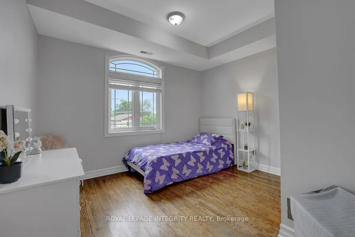 711 Churchill Avenue N #402
