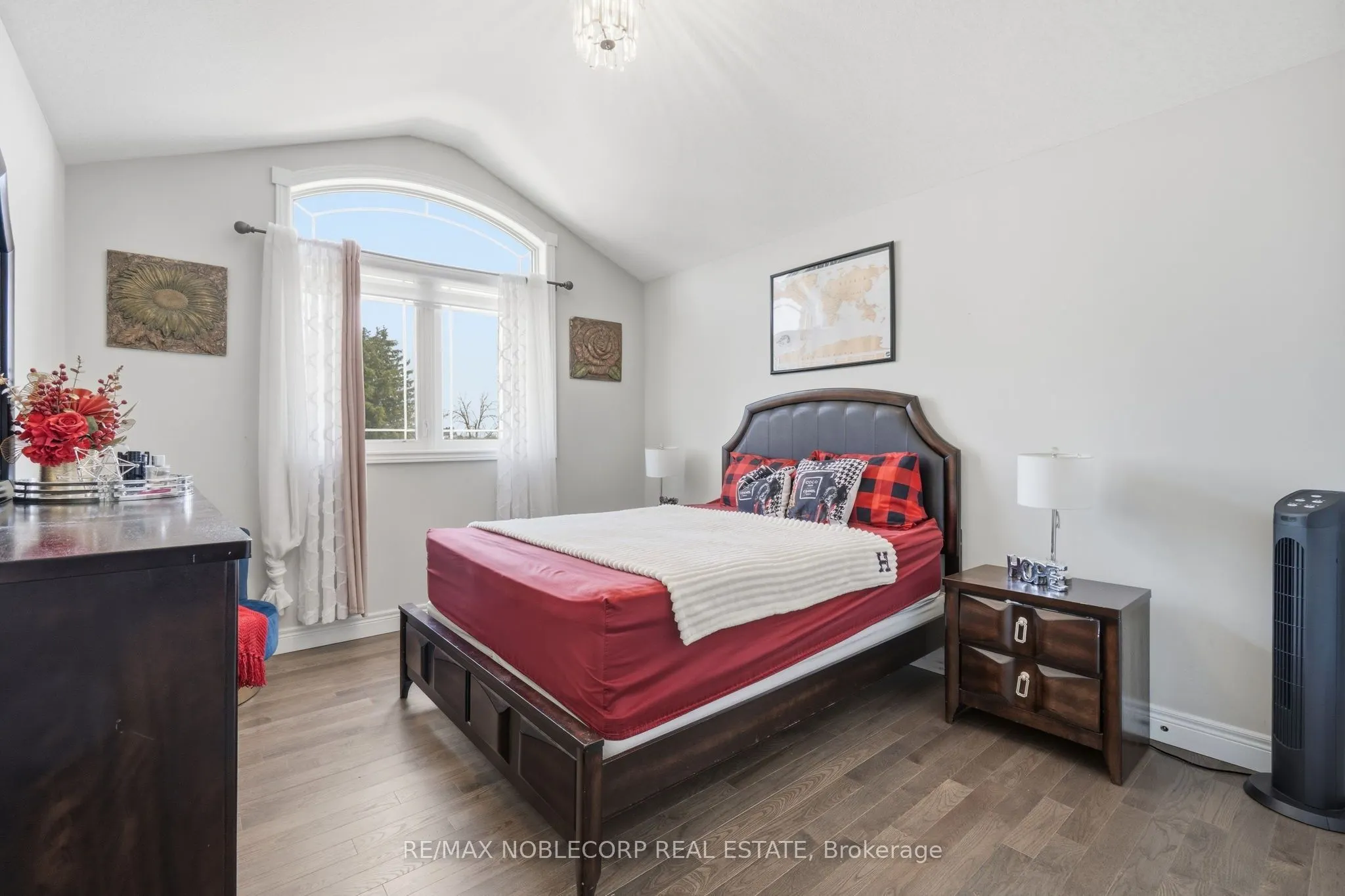 2 Sparrow Crescent