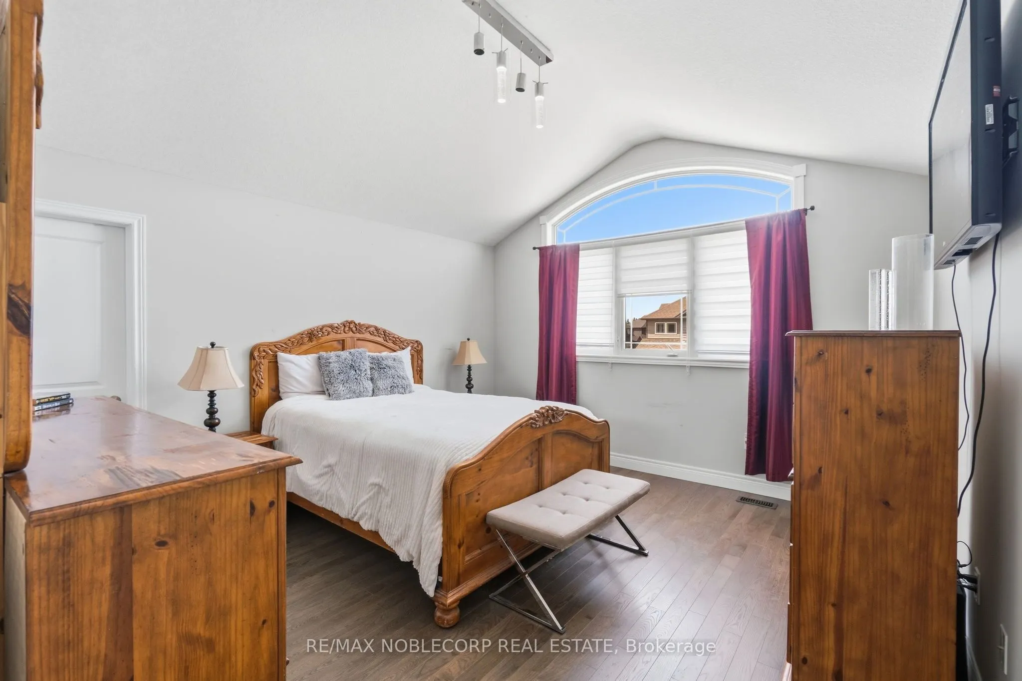 2 Sparrow Crescent