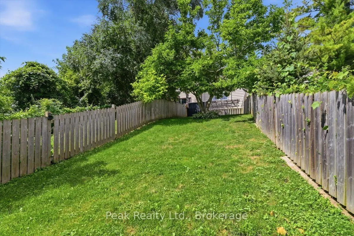 1673 Applewood Crescent