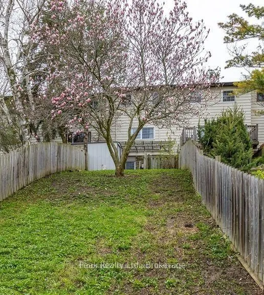 1673 Applewood Crescent