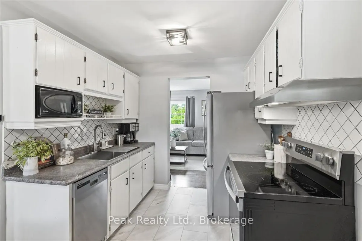 1673 Applewood Crescent