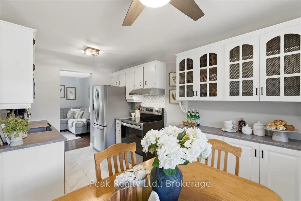 1673 Applewood Crescent