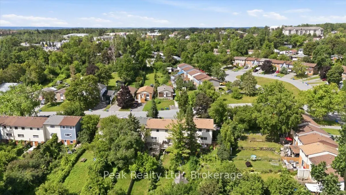 1673 Applewood Crescent