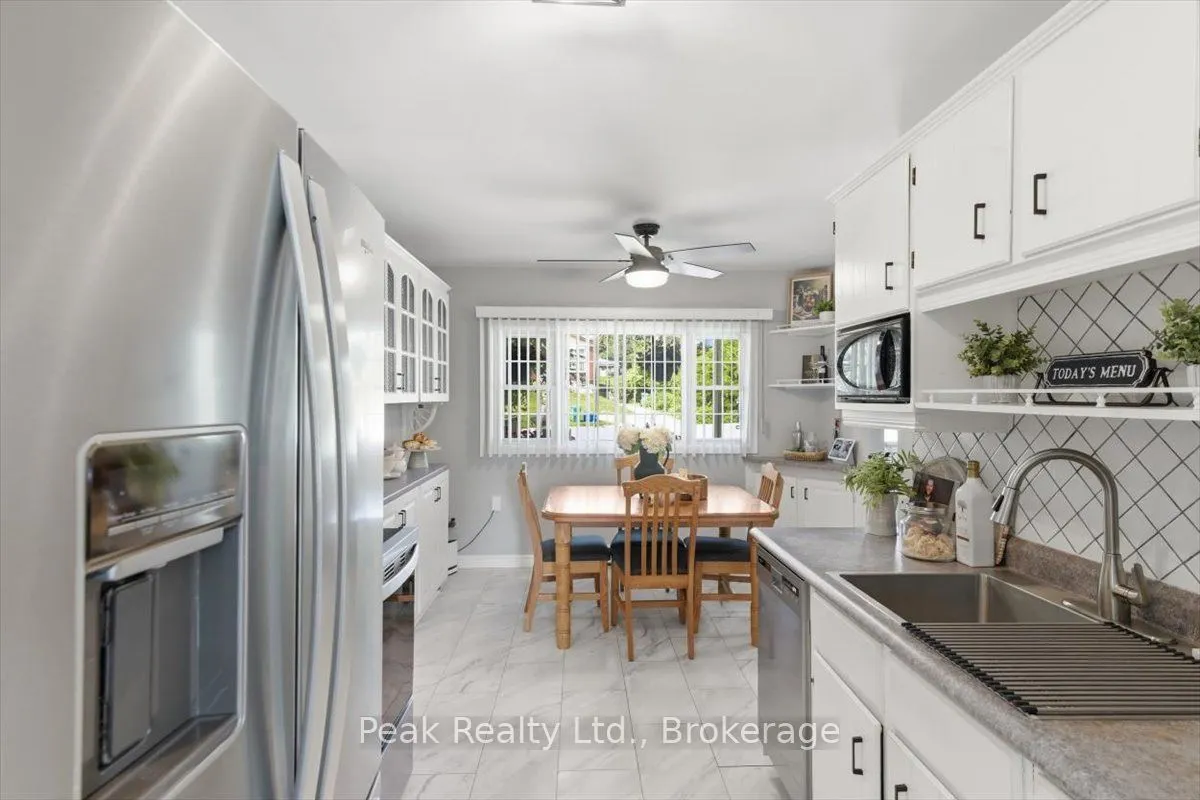 1673 Applewood Crescent