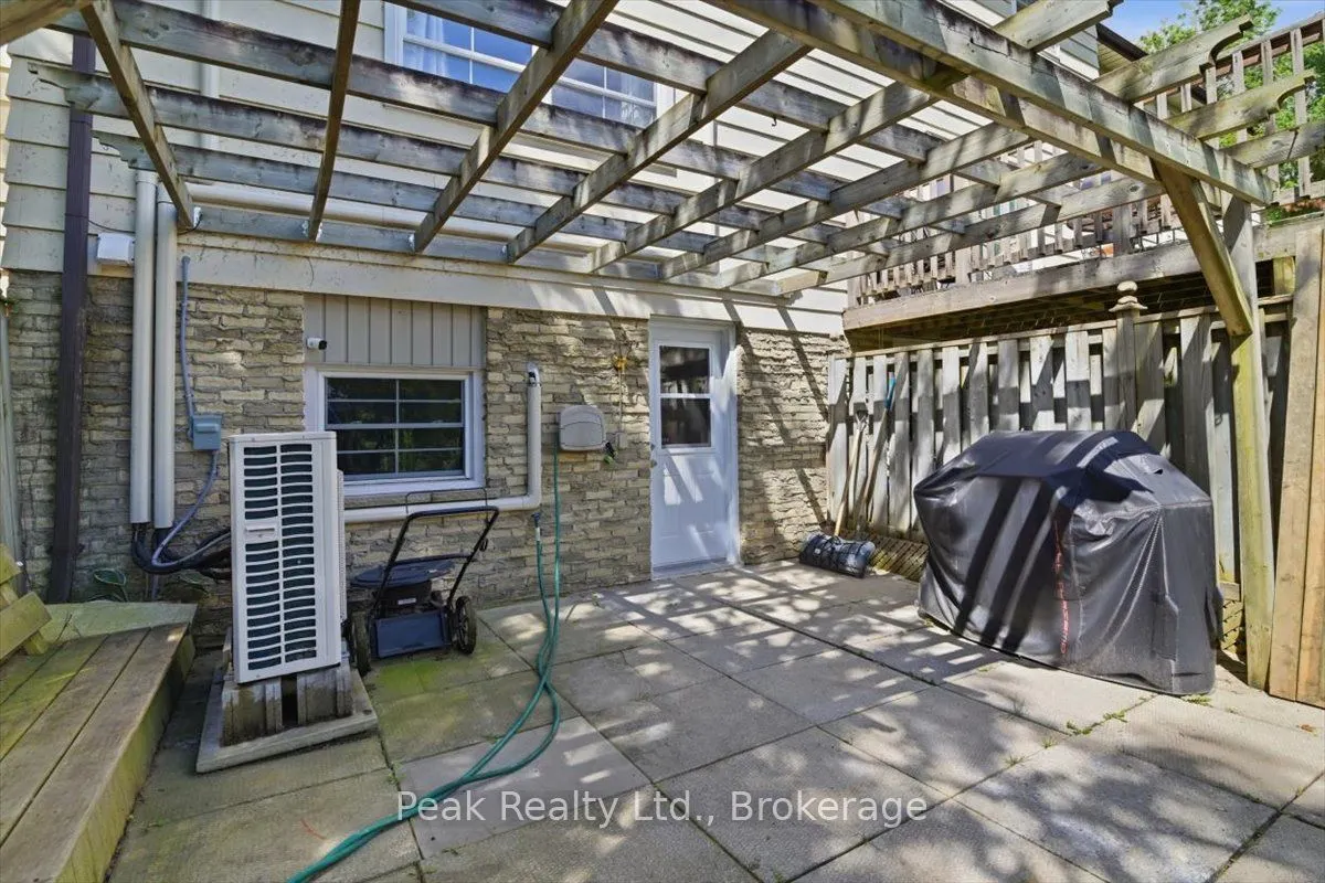 1673 Applewood Crescent