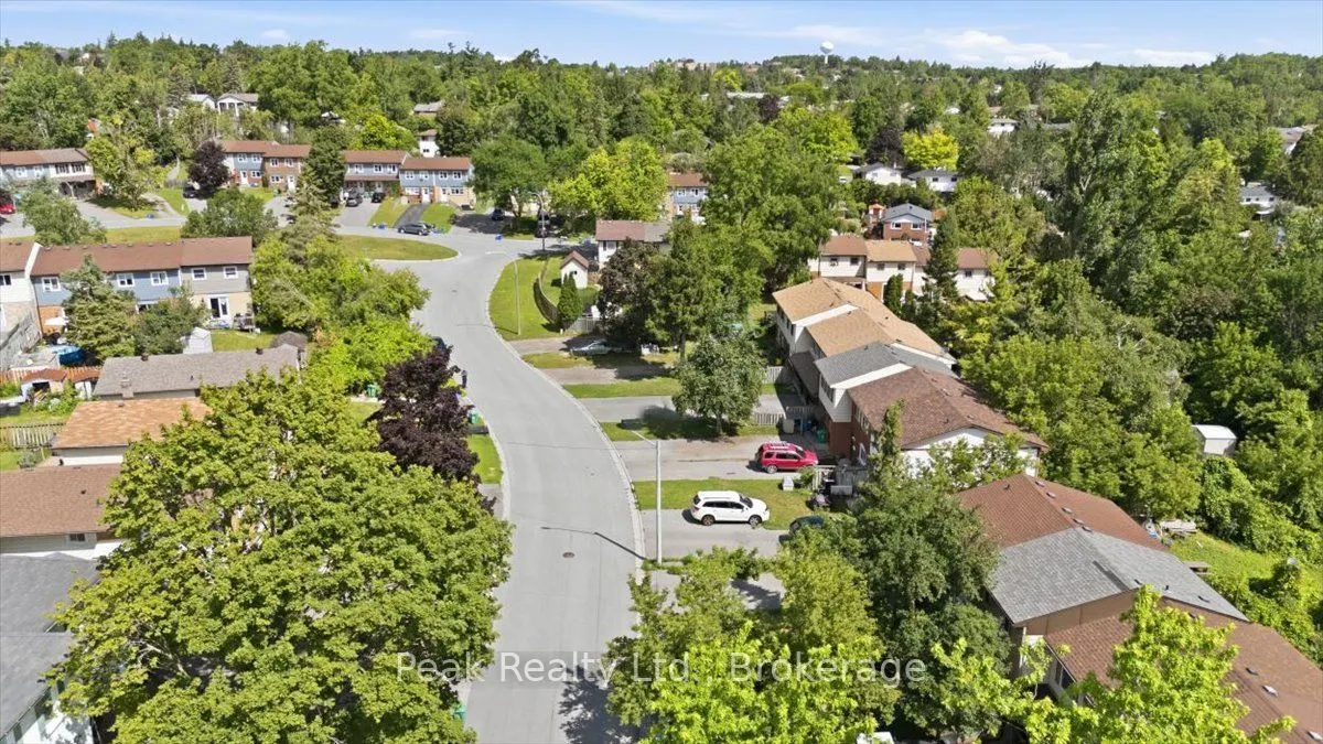 1673 Applewood Crescent