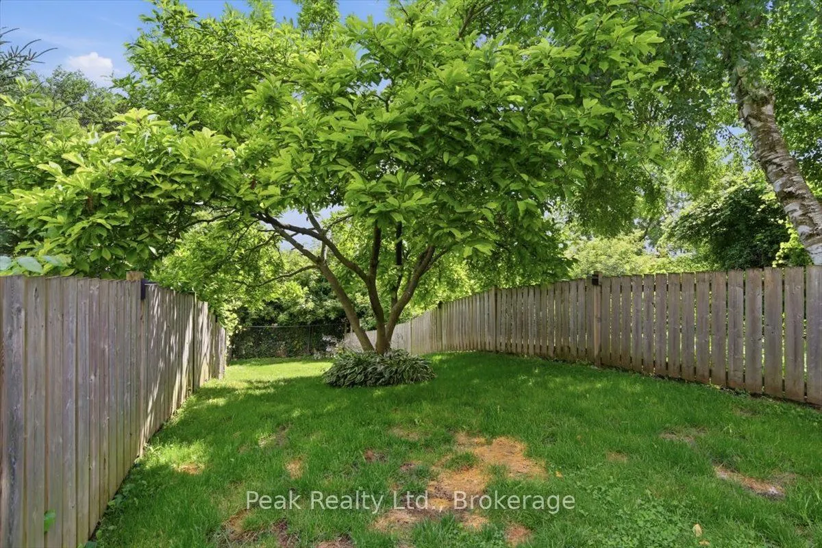 1673 Applewood Crescent