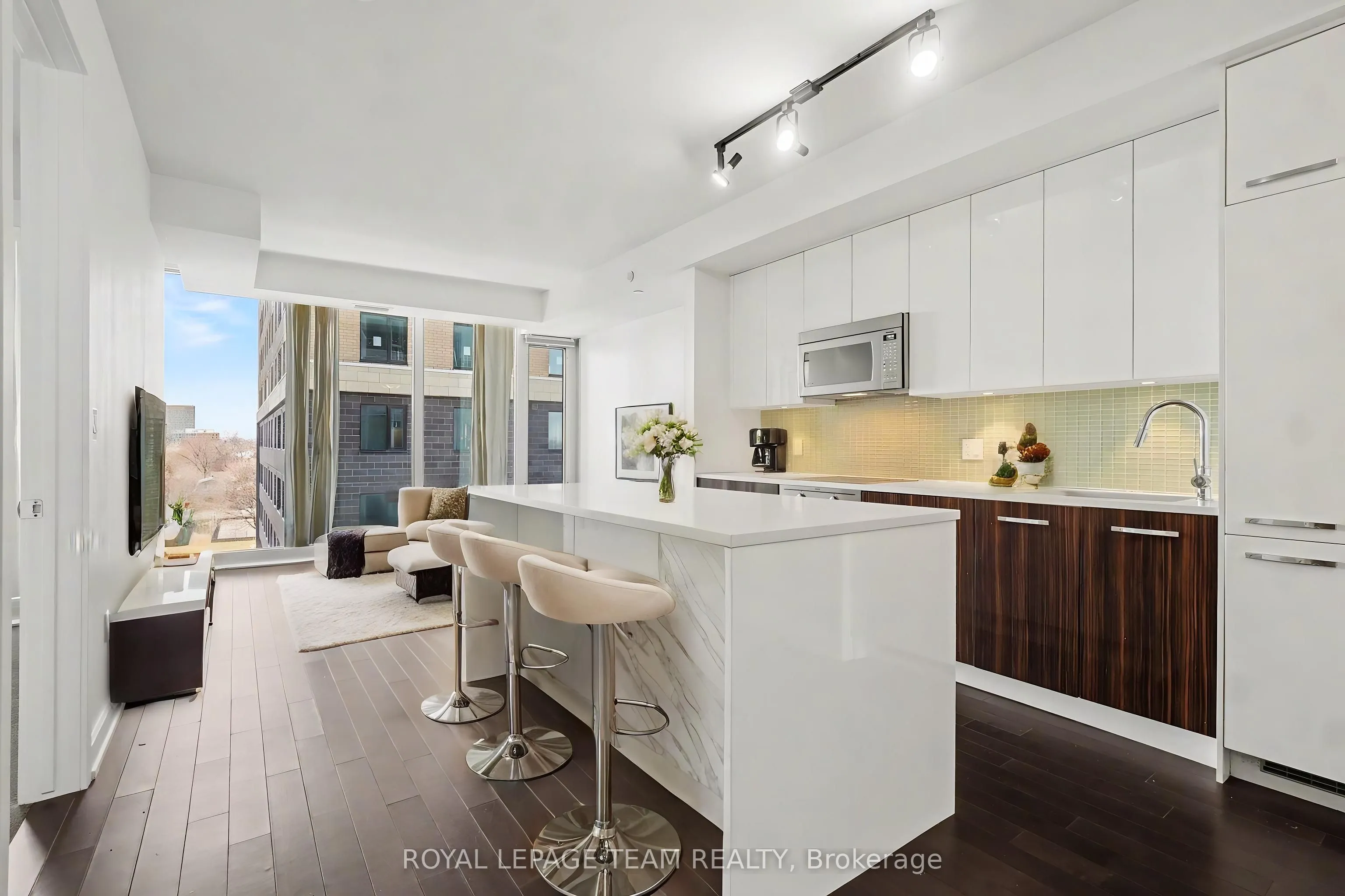 111 Champagne Avenue S #406