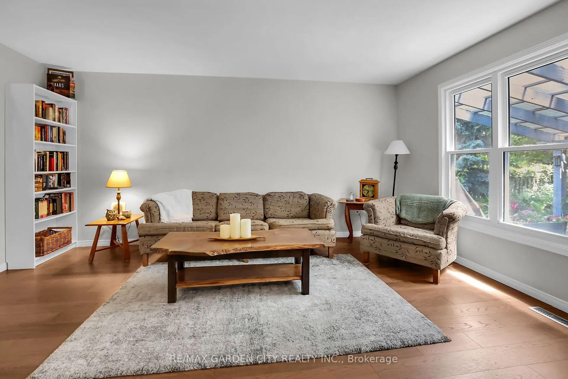 4542 Ivy Gardens Crescent