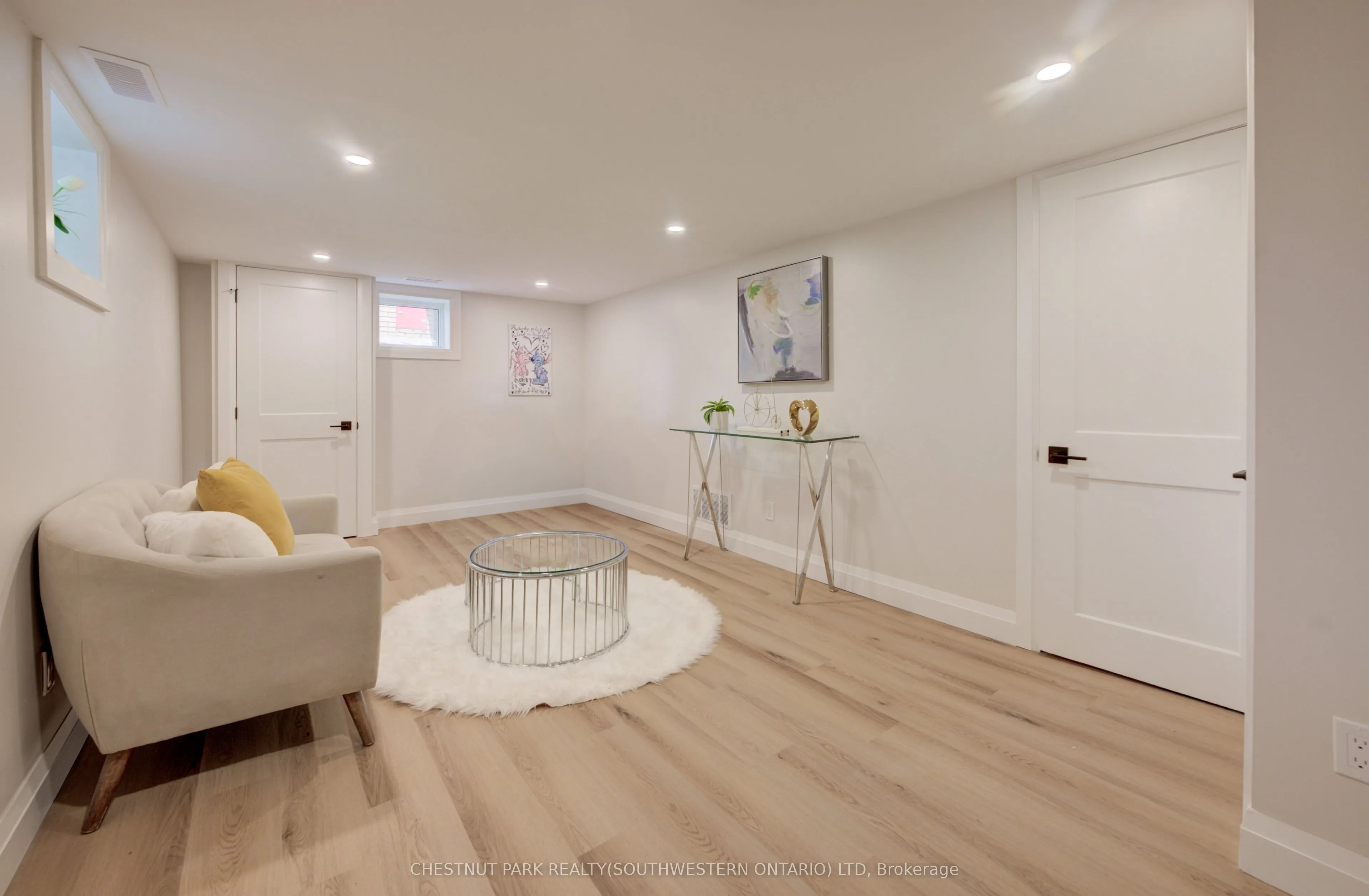 34 Moore Avenue N