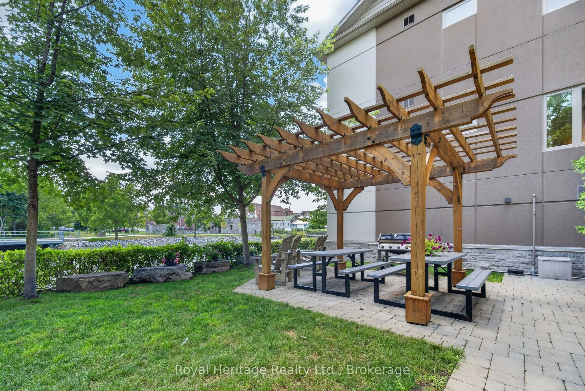 25 King Street #204