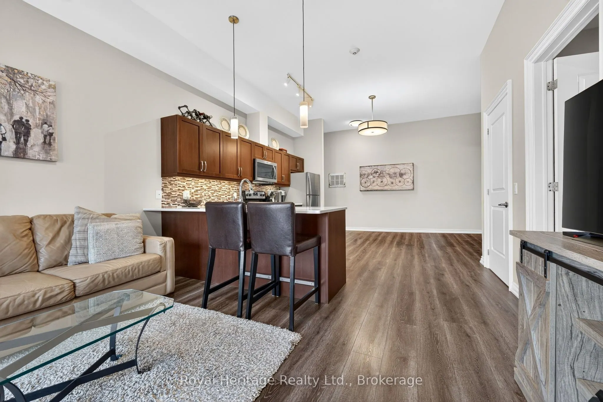 25 King Street #204