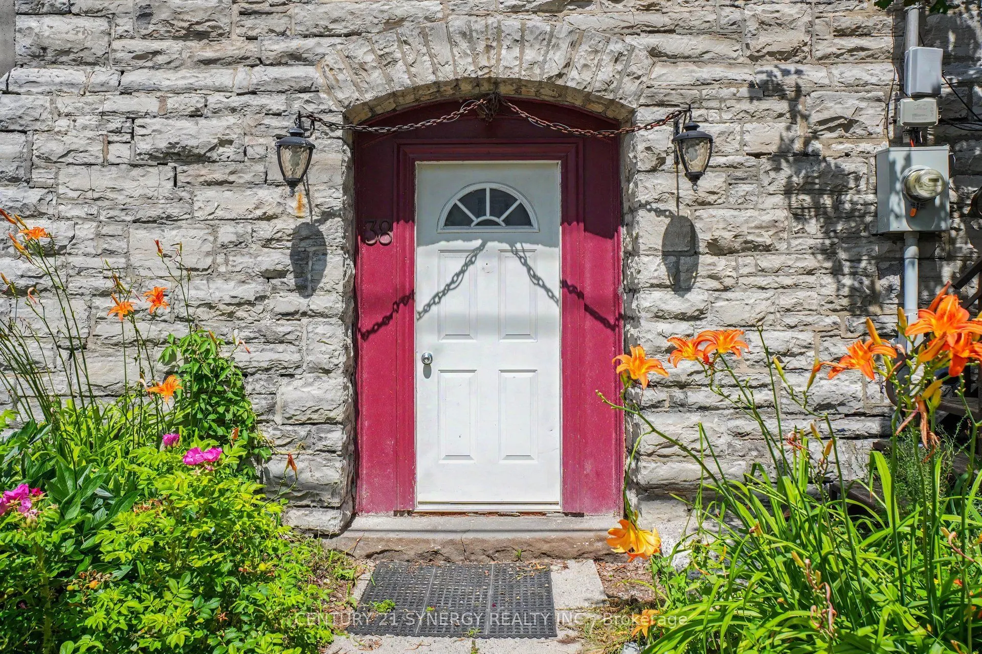 38 Main Street E