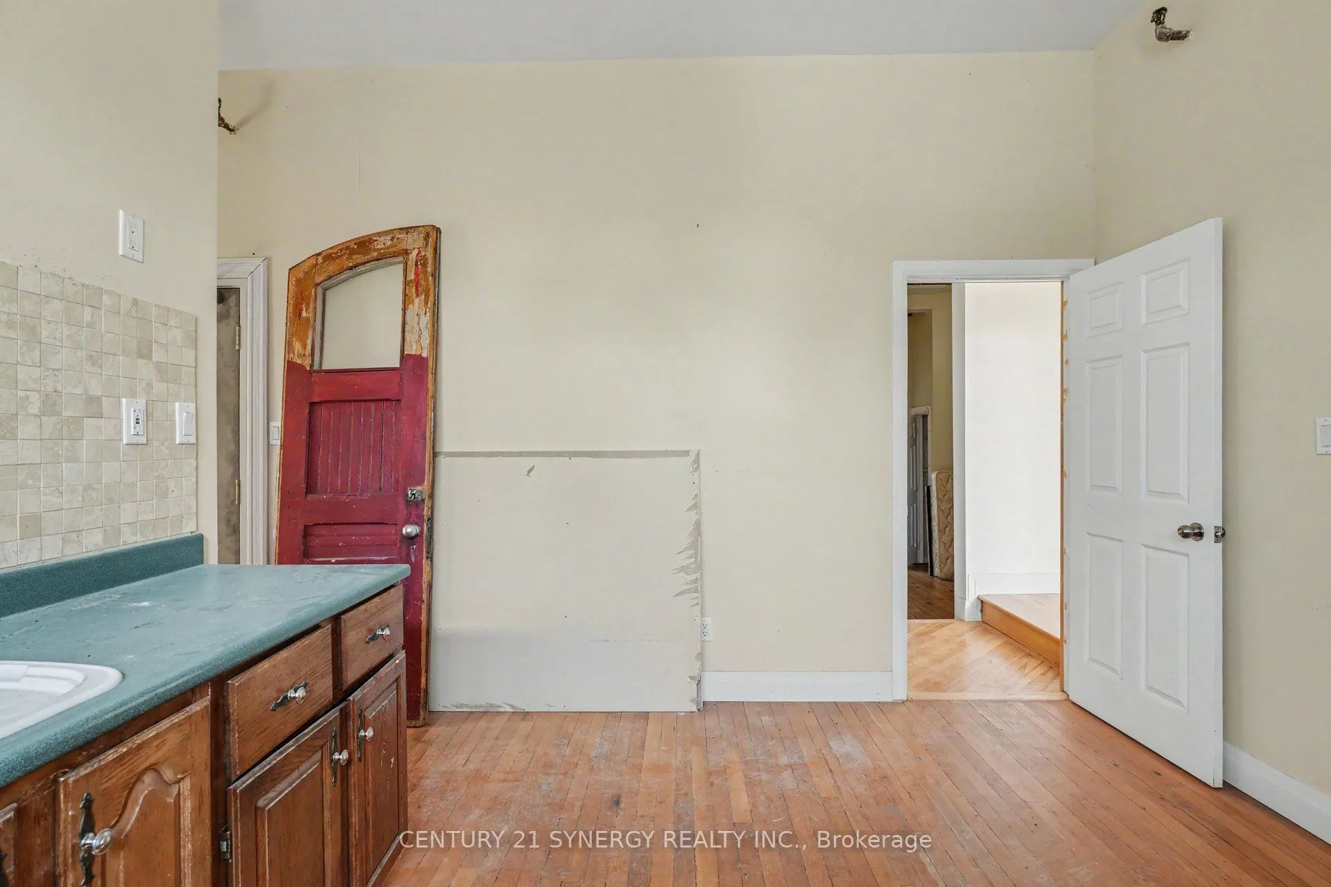 38 Main Street E