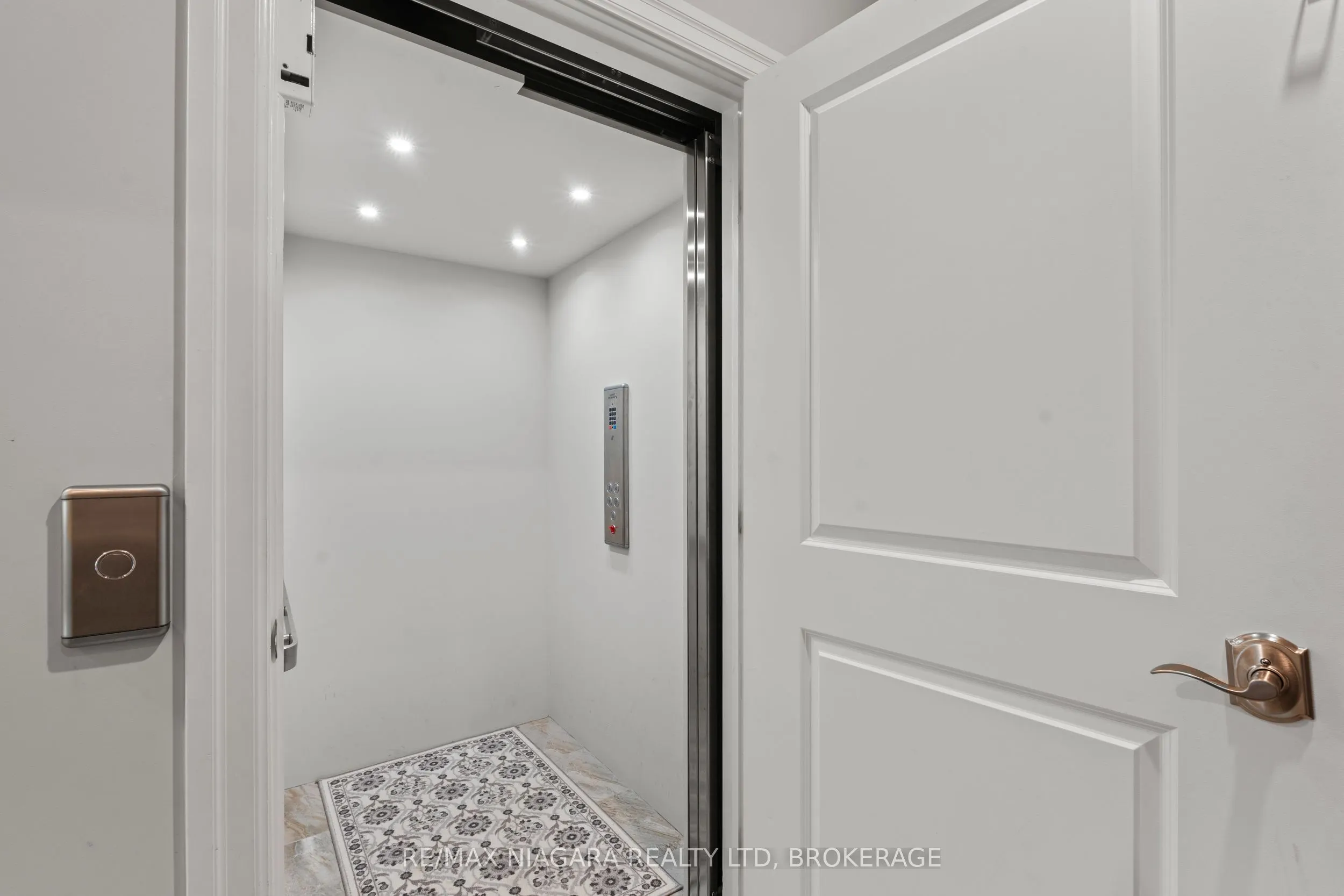 8 St. Andrews Lane S #8