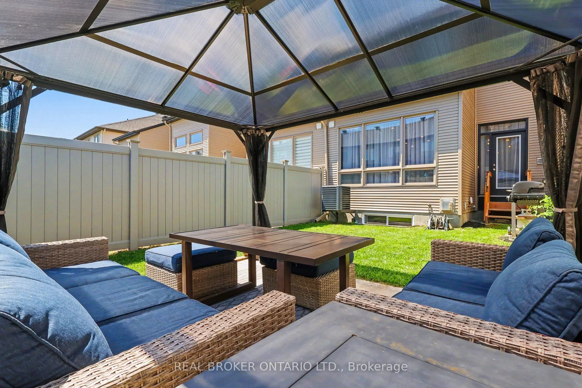 769 Cairn Crescent