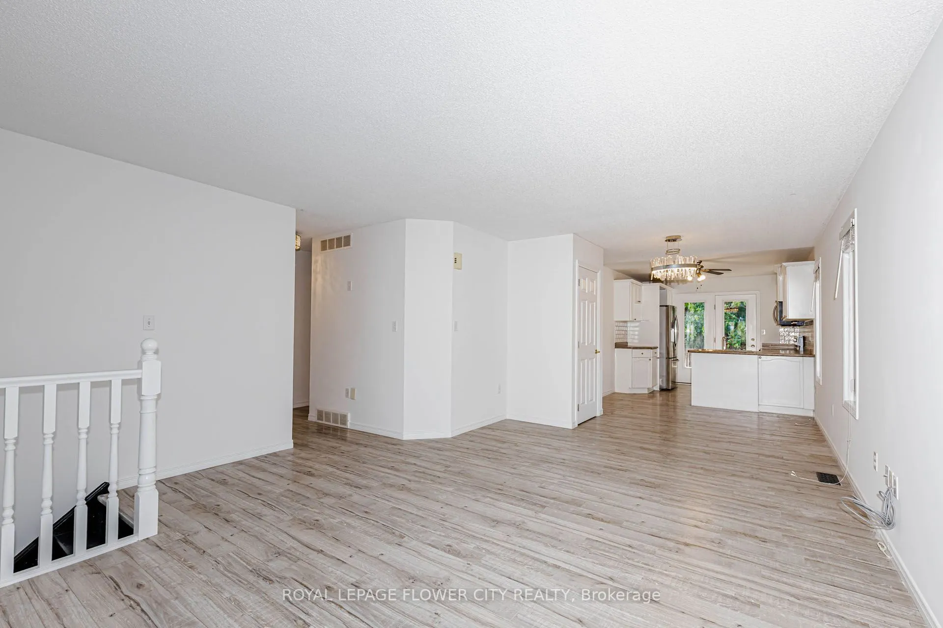 47 QUEENSWAY Drive