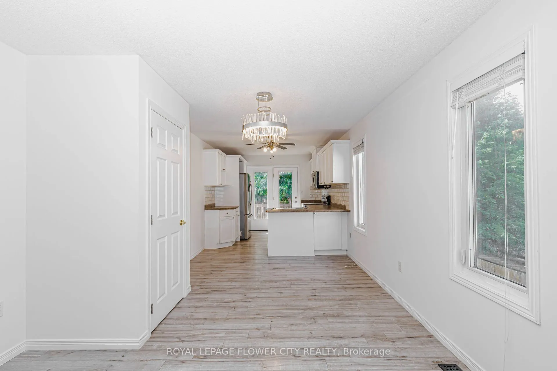 47 QUEENSWAY Drive