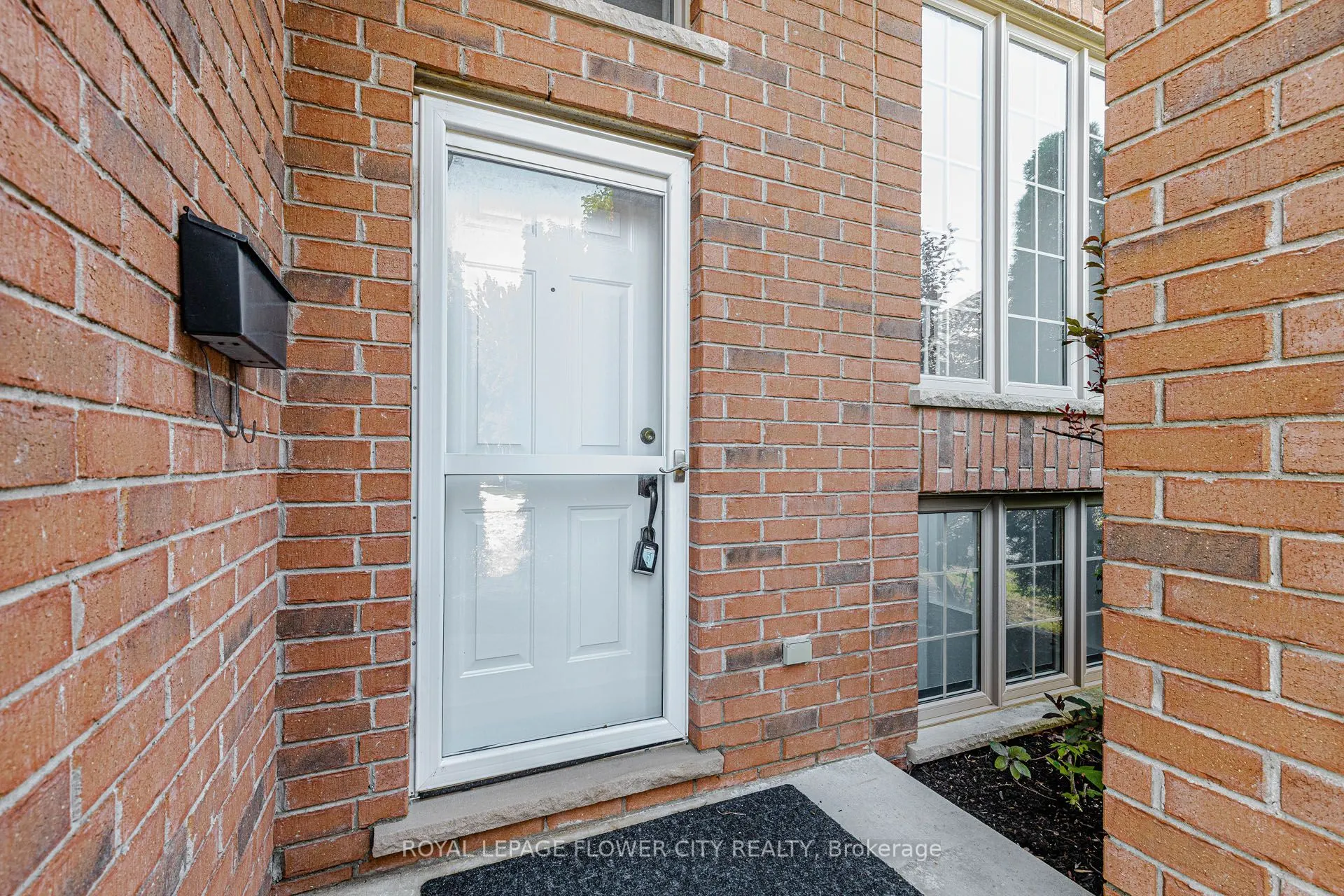 47 QUEENSWAY Drive