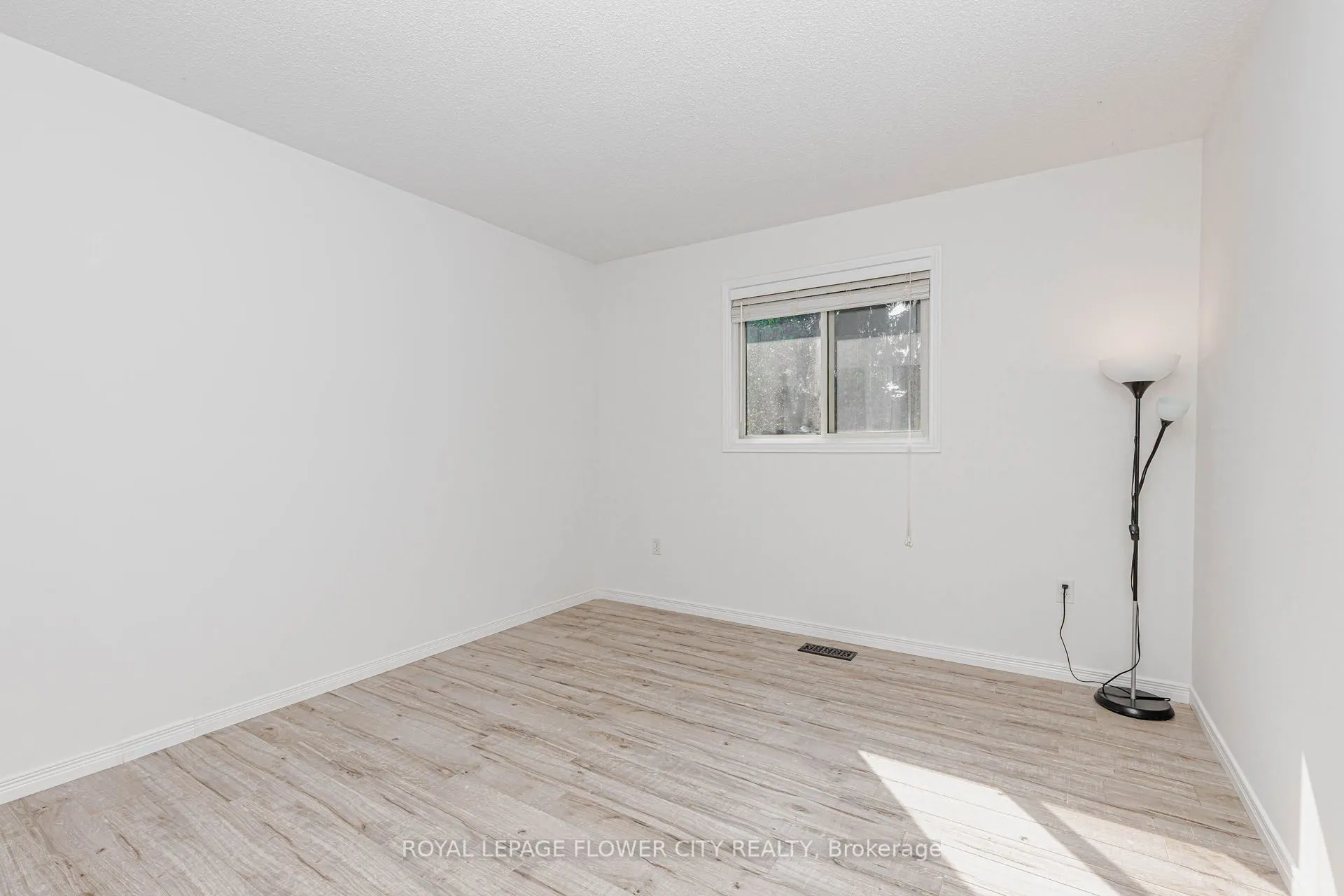 47 QUEENSWAY Drive