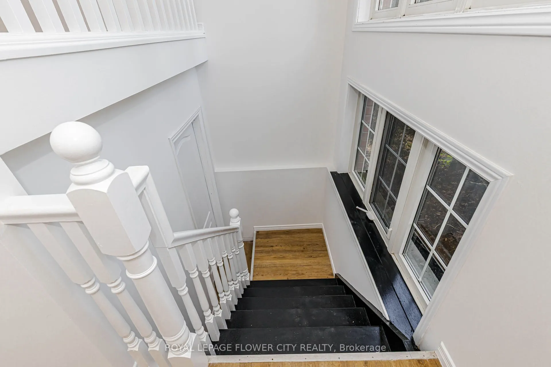 47 QUEENSWAY Drive