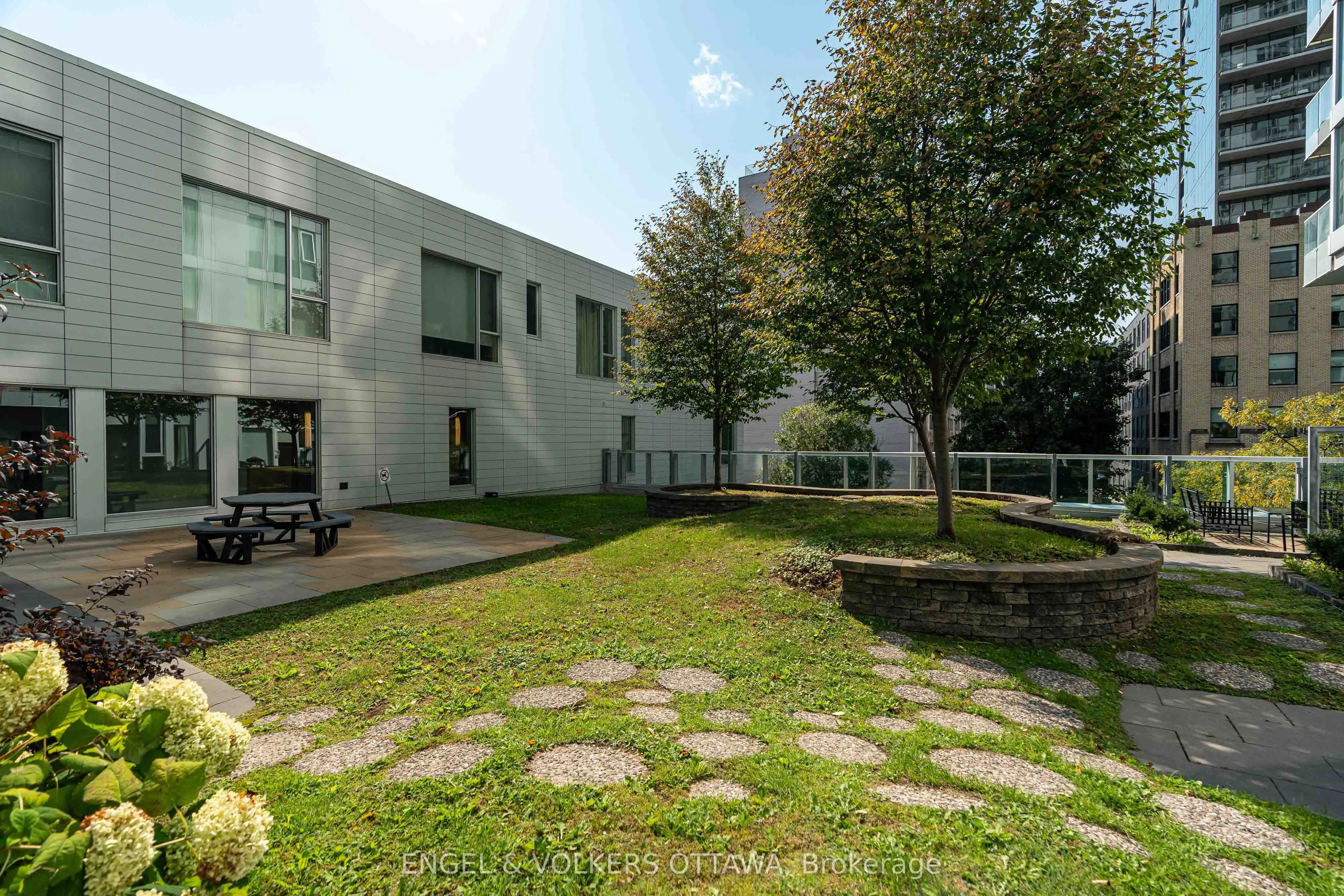 197 Lisgar Street #218